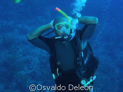 My Good friend Rodny, finishing his open water course and... by Osvaldo Deleon 